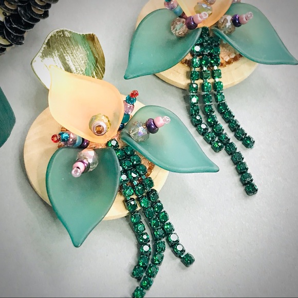 Earrings with wood floral pendant - Picture 5 of 14